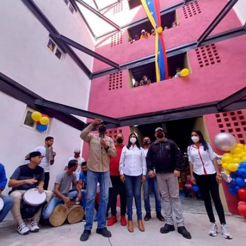 20 familias de Aragua recibieron las llaves de sus casas gracias a la GMVV