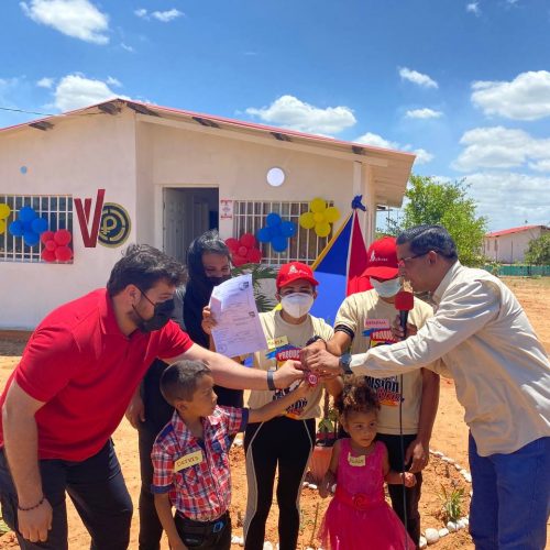 32 familias de Monagas recibieron las llaves de sus casas gracias a la GMVV