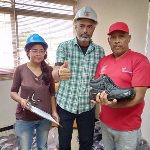 Trabajadores reciben botas de seguridad