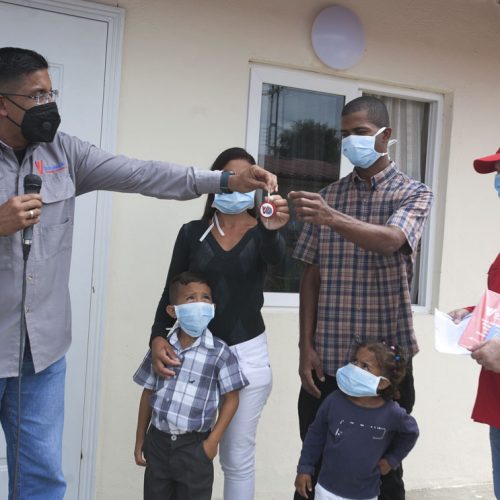 17 familias tuyeras recibieron las llaves de sus casas gracias a la GMVV