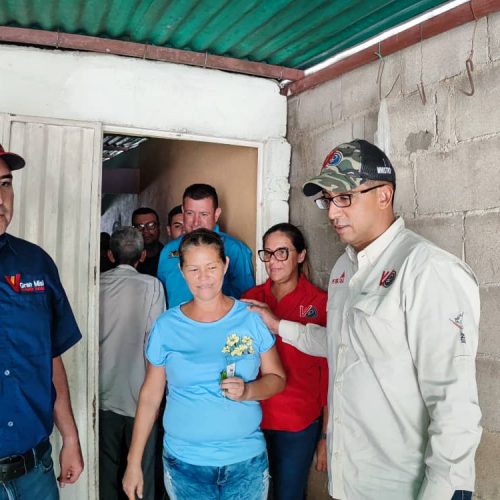 Ministro Villarroel evalúa daños en viviendas por fuertes lluvias en Mérida