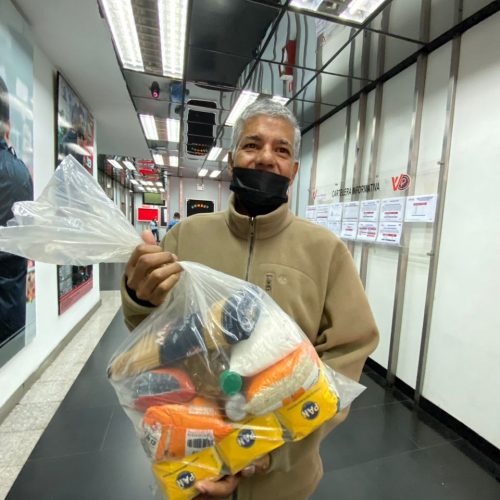 <strong>Mil Jubilados de la GMVV Reciben Bolsas De Alimentación</strong>