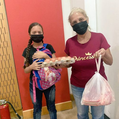 Jubilados de la GMVV reciben más de 800 combos proteicos