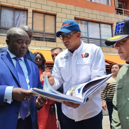 Gobierno Bolivariano muestra a delegación de Guinea Bissau logros de la GMVV