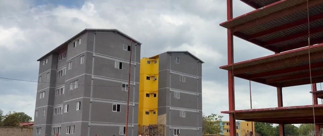Autoridades gubernamentales inspeccionan avances en complejos habitacionales del Zulia