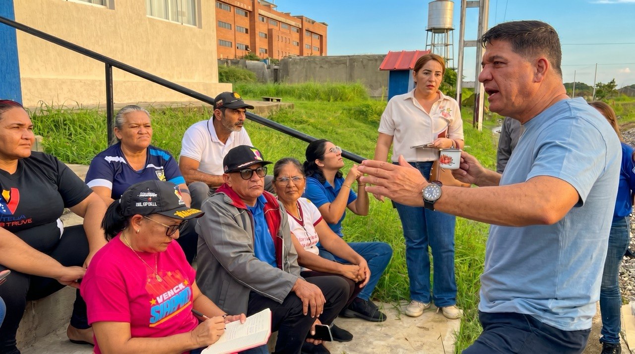 Ministro Márquez lidera asamblea comunitaria de vivienda en Barinas