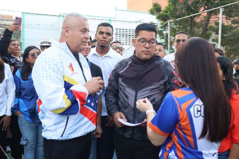 Gobierno Bolivariano entrega cancha en la Universidad de las Ciencias de la Salud Hugo Chávez Frías de Caracas