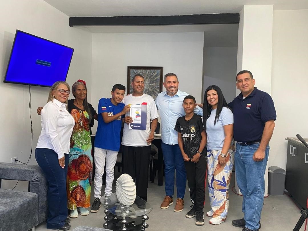 58 familias anzoatiguenses recibieron las llaves de sus nuevos hogares