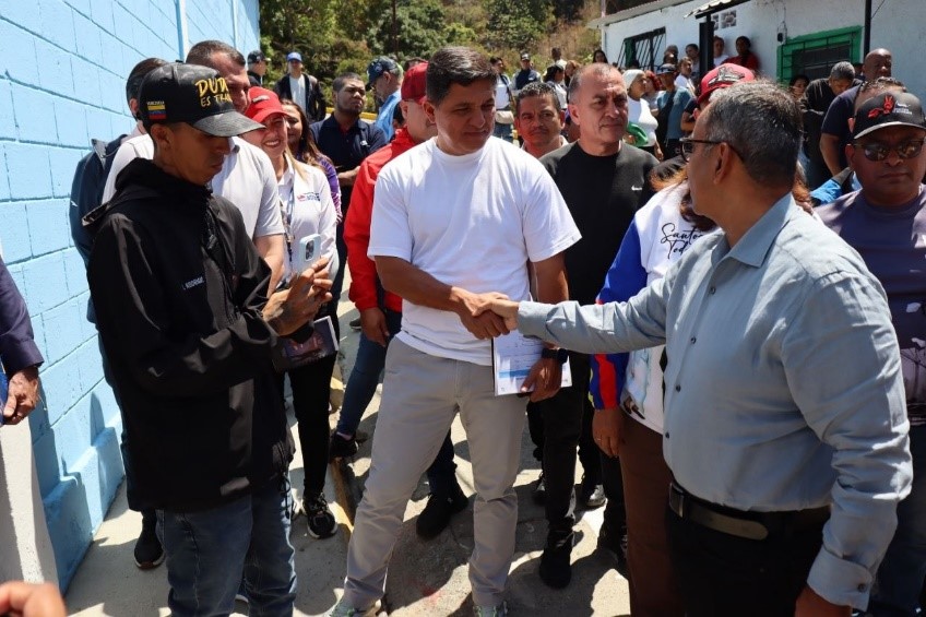Vicepresidencia Sectorial de Obras Públicas y Servicios entregó escuela y ambulatorio en la comuna Blandín en Victoria