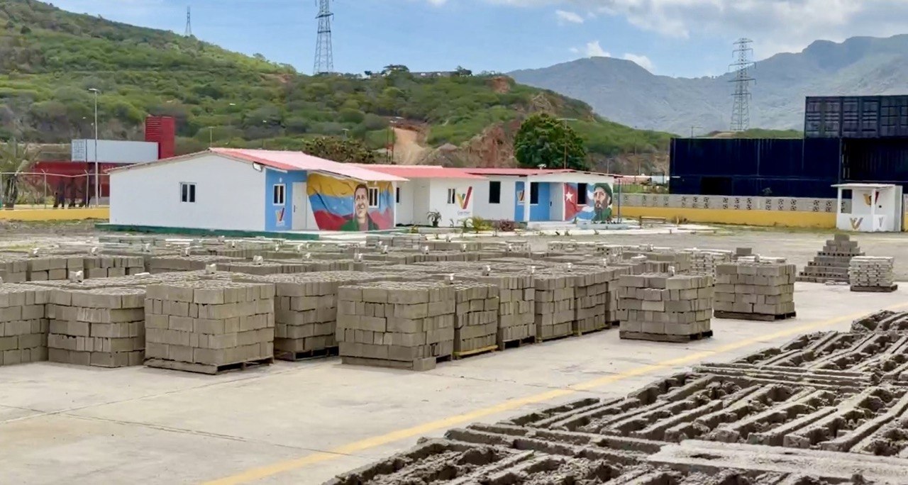 Inspeccionan fábrica de bloques en Ciudad Caribia para impulsar planes habitacionales