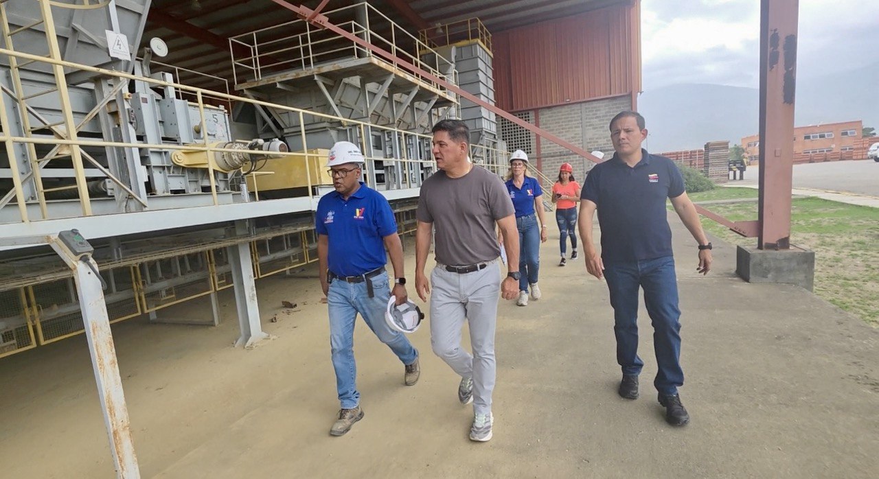 Ministro Márquez inspecciona Fábrica de Insumos para la Construcción 27F