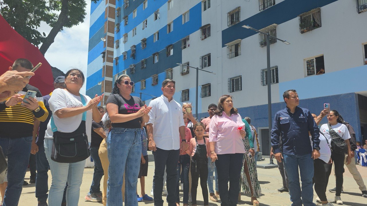 Entregan obras de rehabilitación integral en el Urbanismo La Paz de Caracas