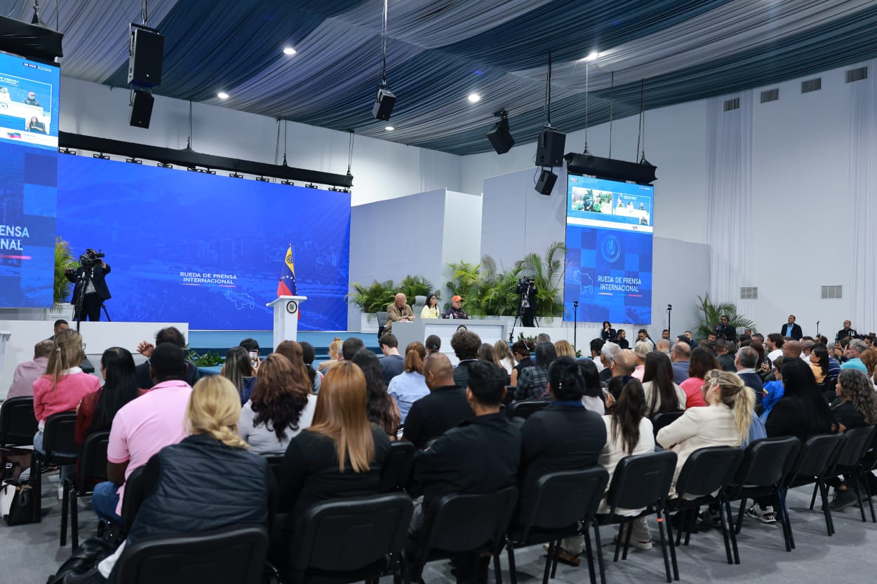 Presidenta (E) Delcy Rodríguez ofrece rueda de prensa internacional para informar las acciones del Gobierno Bolivariano ante la emergencia sísmica