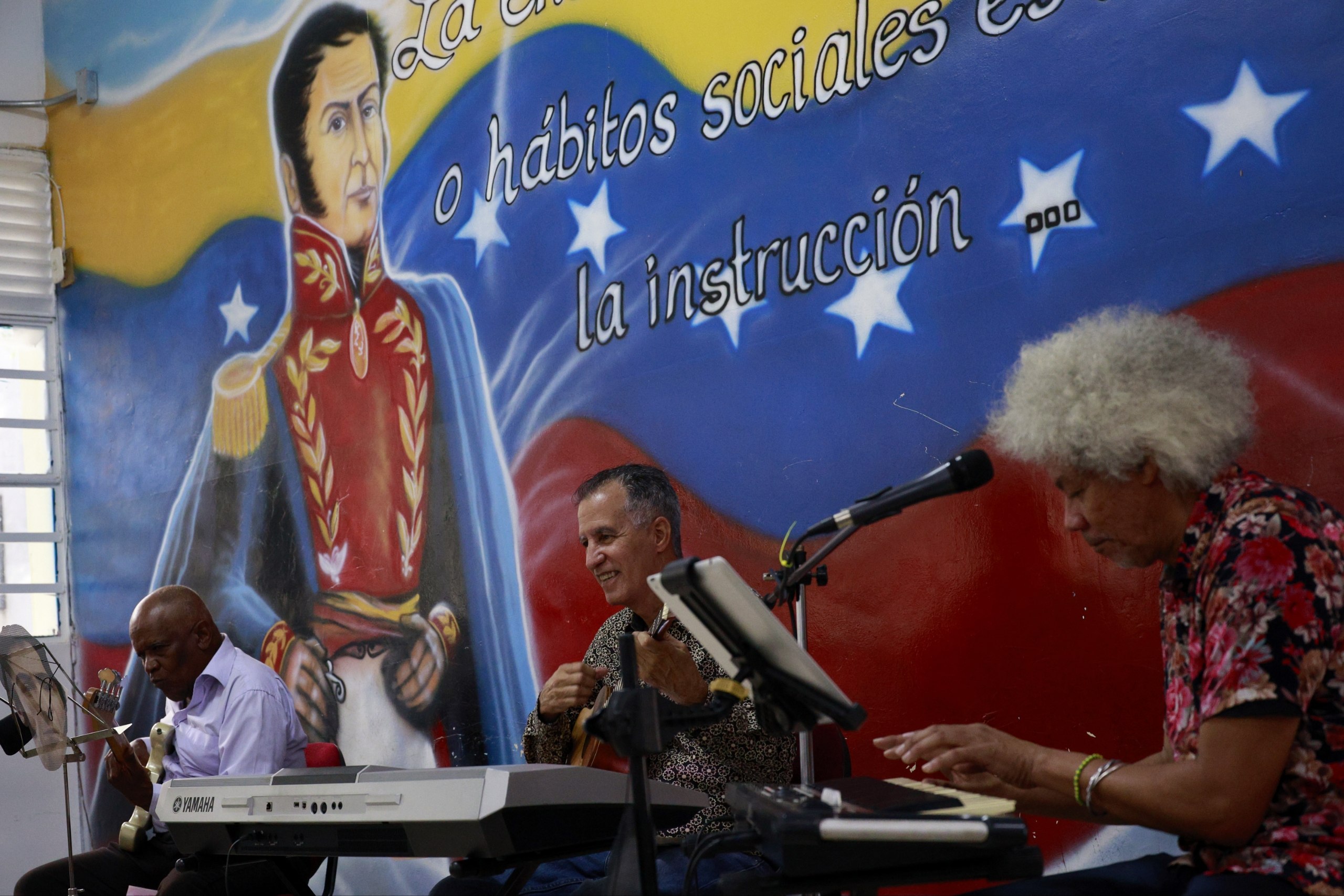 MINHVI lleva el recital “Renacemos cantando mientras sana el corazón” a las familias del campamento transitorio U.E.N El Libertador en Chacao